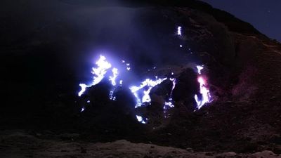 Saat Blue Fire Muncul di Kawah Manuk, Gunung Papandayan