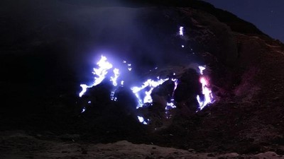 Saat Blue Fire Muncul di Kawah Manuk, Gunung Papandayan