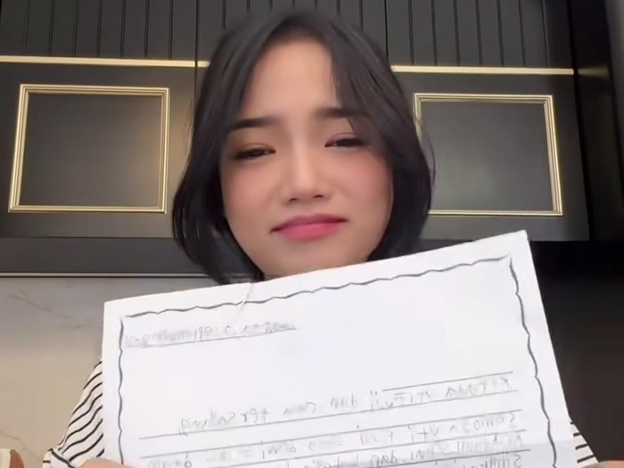 Fuji perlihatkan surat yang ditulis tangan oleh Gala Sky.