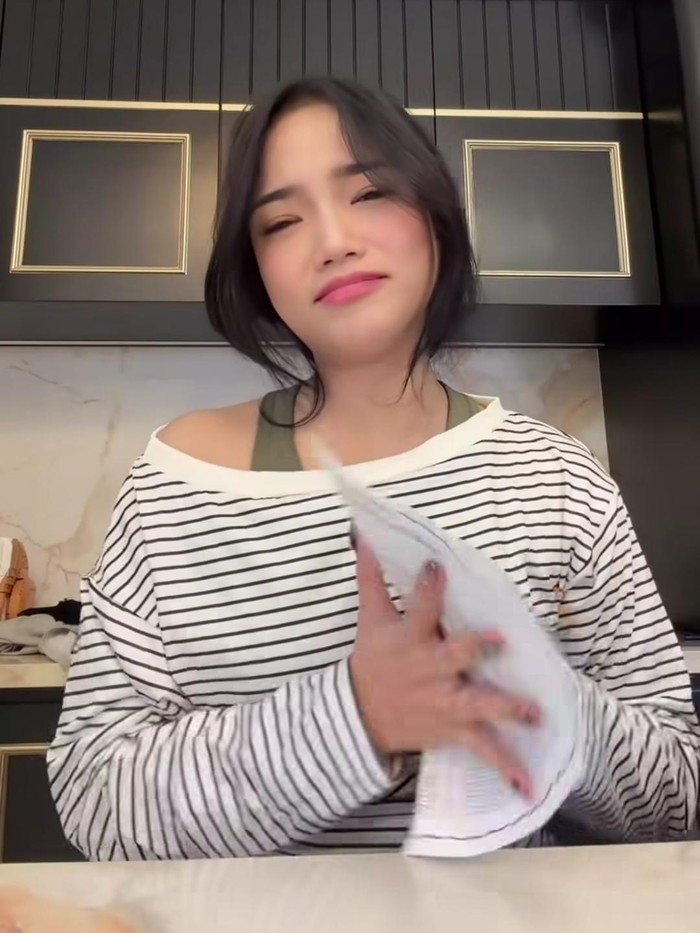 Fuji perlihatkan surat yang ditulis tangan oleh Gala Sky.