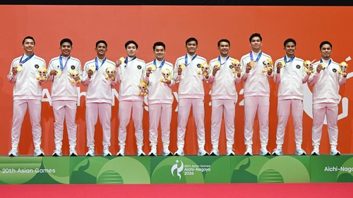Sejumlah pebulu tangkis putra Indonesia berfoto dengan medali emas mereka setelah menang dalam final beregu Asian Games Aichi Nagoya 2026 di Ichinomiya City Municipal Gymnasium, Nagoya, Aichi, Jepang, Kamis (24/9/2026). Indonesia meraih medali emas setelah unggul 3-2 dari keseluruhan lima pertandingan. ANTARA FOTO/Fauzan/app/bar
