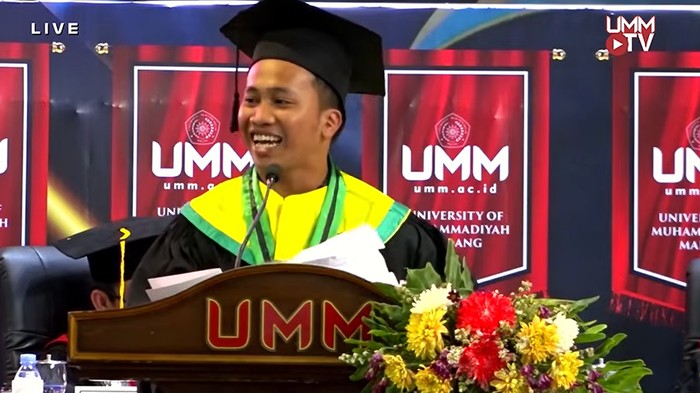 Wisudawan UMM dengan nama unik, Isa Al-Masih Putra Muhammadiyah.