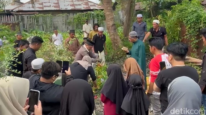 Isak Tangis Iringi Pemakaman Tuti, Korban KM Virgo dari Banjarmasin. (Khairun Nisa/detikKalimantan)