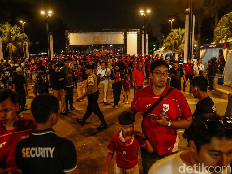 Jelang Indonesia vs Singapura, Suporter Mulai Padati SUGBK