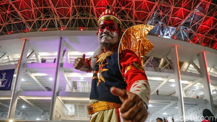 Suporter Timnas Indonesia mulai berdatangan ke Stadion Utama Gelora Bung Karno (SUGBK), Jakarta, Jumat (25/9/2026), menjelang laga Indonesia vs Singapura.