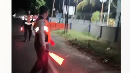 Sejumlah petugas di Jembatan Timbang Bertais Lombok Barat, Minggu (20/9/2026).