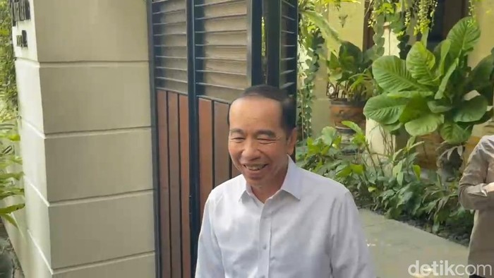 Presiden ke-7, Joko Widodo ditemui di kediaman Sumber, Banjarsari, Solo, Jumat (25/9/2026).