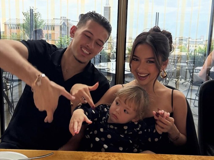 Momen Hangat Justin Hubner Kulineran Bareng Jennifer dan Kamari