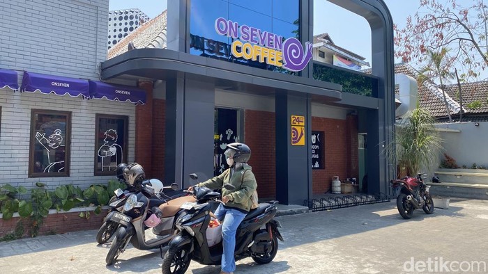 Suasana lokasi pembacokan di sekitar kafe On Seven Coffer, Jalan Tri Lomba Juang, Kecamatan Semarang Selatan, Kota Semarang, Jumat (25/9/2026).