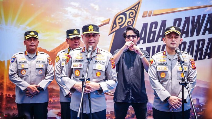 Kapolda Jabar Irjen Pipit Rismanto mengunjungi Polres Bogor, mengapresiasi program Jawara dan meresmikan 4 gedung. Kunker diakhiri dengan pembagian bansos. (dok Istimewa)