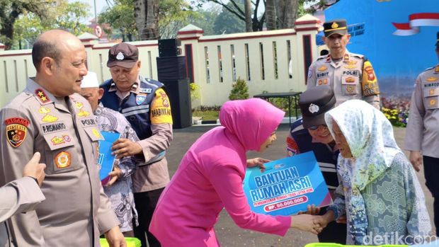 Kapolda Jawa Barat Irjen Pipit Riswanto meresmikan gedung Tahti dan Binmas Polres Bogor, Jumat (25/9/2026). Pada kesempatan itu, Kapolda juga memberikan bantuan bedah rumah warga.