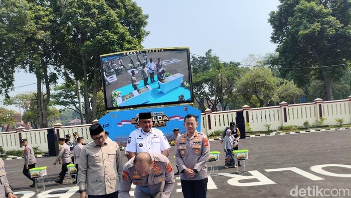 Kapolda Jawa Barat Irjen Pipit Riswanto meresmikan gedung Tahti dan Binmas Polres Bogor, Jumat (25/9/2026). Pada kesempatan itu, Kapolda juga memberikan bantuan bedah rumah warga.