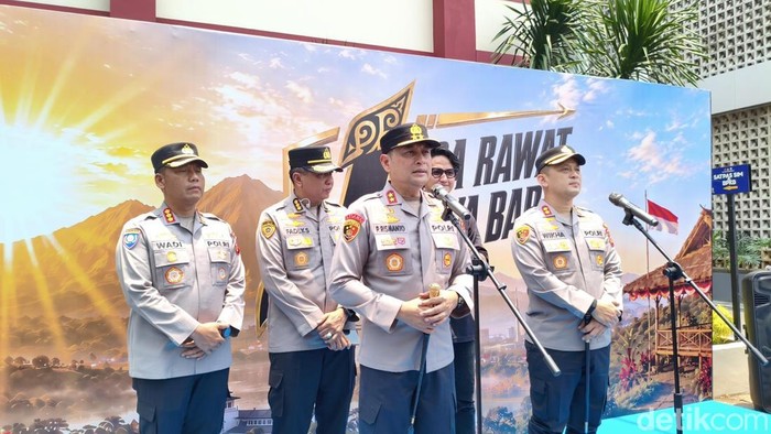 Kapolda Jawa Barat Irjen Pipit Riswanto meresmikan gedung Tahti dan Binmas Polres Bogor, Jumat (25/9/2026). Pada kesempatan itu, Kapolda juga memberikan bantuan bedah rumah warga.