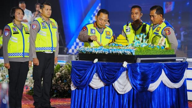 Kapolri Jenderal Listyo Sigit Prabowo dalam acara Syukuran Hari Lalu Lintas Bhayangkara ke-71. Kapolri Jenderal Listyo Sigit Prabowo dalam acara Syukuran Hari Lalu Lintas Bhayangkara ke-71.