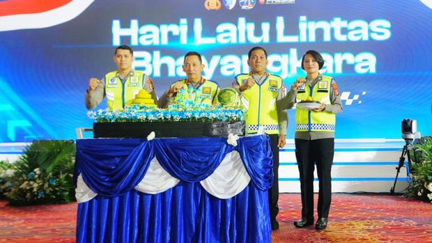 Kapolri Jenderal Listyo Sigit Prabowo dalam acara Syukuran Hari Lalu Lintas Bhayangkara ke-71. Kapolri Jenderal Listyo Sigit Prabowo dalam acara Syukuran Hari Lalu Lintas Bhayangkara ke-71.