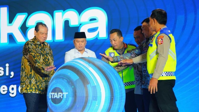 Kapolri Jenderal Listyo Sigit Prabowo meluncurkan Sistem Pembayaran Denda Tilang melalui Digital Korlantas serta STNK Digital dalam rangka Hari Lalu Lintas Bhayangkara ke-71.