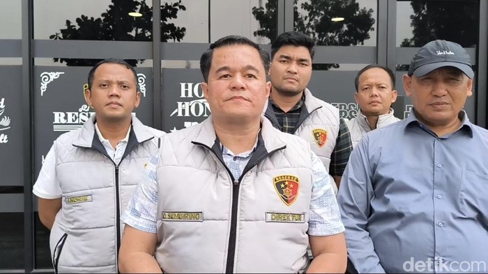 Dirreskrimsus Polda Sumsel Kombes Doni Satrya Sembiring didampingi Saksi Ahli IPB Prof Basuki Wasis.