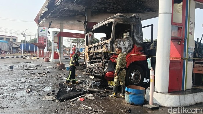 Kebakaran di SPBU Tulungagung, Kecamatan Kertasemaya, Kabupaten Indramayu.
