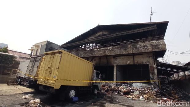 Kebakaran gudang di Karet Kuningan, Jaksel telah padam usai 6 jam penanganan. Damkar mengungkap kendala sehingga durasi pemadaman memakan waktu cukup lama. (Shonya NR/detikcom)
