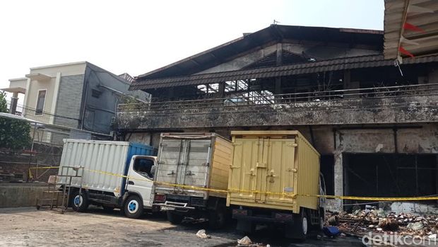Kebakaran gudang di Karet Kuningan, Jaksel telah padam usai 6 jam penanganan. Damkar mengungkap kendala sehingga durasi pemadaman memakan waktu cukup lama. (Shonya NR/detikcom)