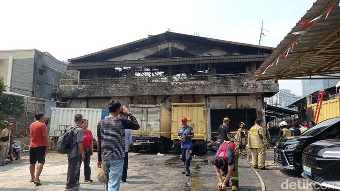 Kebakaran gudang di Karet Kuningan, Jaksel telah padam usai 6 jam penanganan. Damkar mengungkap kendala sehingga durasi pemadaman memakan waktu cukup lama. (Shonya NR/detikcom)