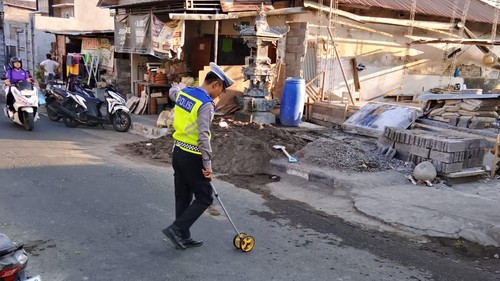 Polisi olah TKP kecelakaan di Jalan Raya Jinengdalem, Desa Jinengdalem, Buleleng, Bali, Jumat (25/9/2026) pagi.