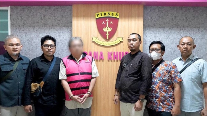 Tersangka HT, Direktur PT TBNP sekaligus pengendali penuh PT HNP saat diserahkan ke Kejari Sidoarjo