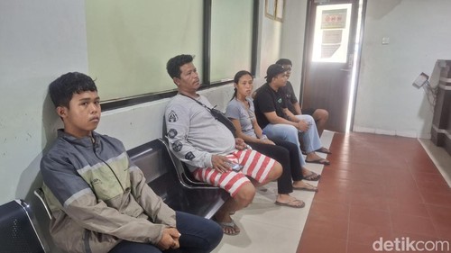 Keluarga I Gede Selamet saat mengurus jenazah di RSUP Prof Ngoerah, Denpasar, Jumat (25/9/2026).