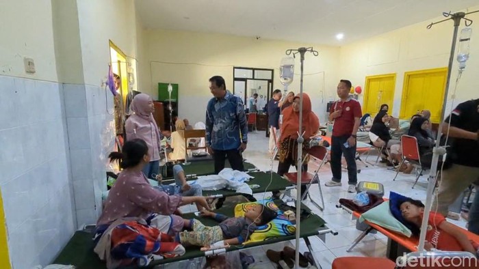 Wakil Bupati Batang Suyono saat menjenguk korban diduga keracunan MBG di RSUD Kalisari Batang, Jumat (25/9/2026).