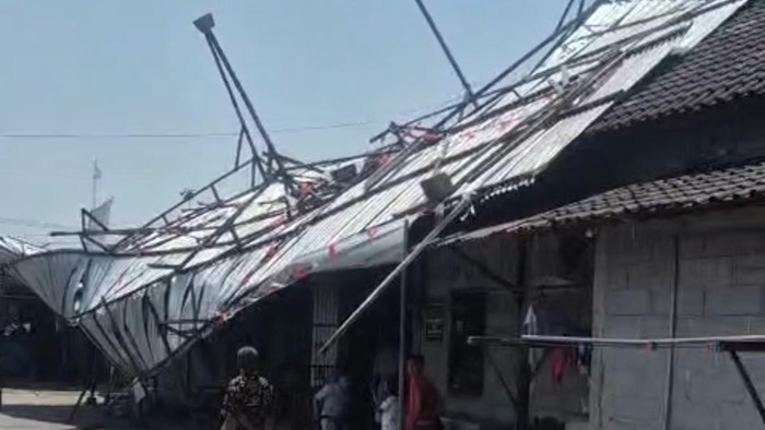 Kerusakan akibat puting beliung di Pasar Wonopolo Demak, Jumat (25/9/2026).