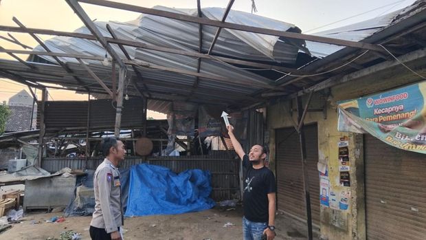 Kerusakan akibat puting beliung di Pasar Wonopolo Demak, Jumat (25/9/2026). Kerusakan akibat puting beliung di Pasar Wonopolo Demak, Jumat (25/9/2026).