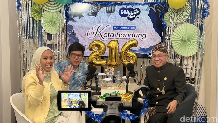 Ketua DPRD Kota Bandung Asep Mulyadi (kiri) saat hadir di Sekilas Jabar.