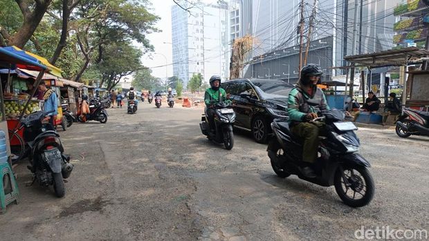 Kondisi jalan rusak di kawasan bisnis Setiabudi, Jaksel viral di medsos. Jalan tersebut berlubang, hingga menimbulkan debu atau genangan seusai hujan. (Shonya NR/detikcom)