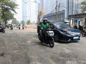 Viral Jalanan di Kawasan Bisnis Kuningan Jaksel Rusak Parah dan Berdebu