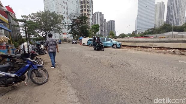 Kondisi jalan rusak di kawasan bisnis Setiabudi, Jaksel viral di medsos. Jalan tersebut berlubang, hingga menimbulkan debu atau genangan seusai hujan. (Shonya NR/detikcom)