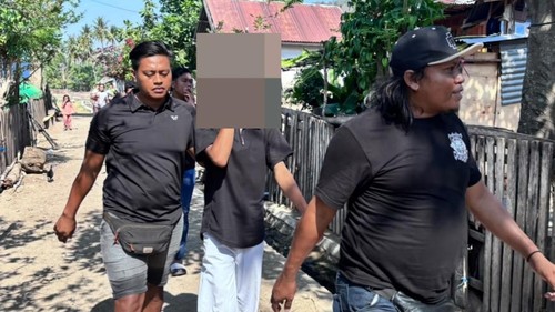 JK (wajah diblur) diamankan polisi seusai membunuh Insan di Kecamatan Langgudu, Kabupaten Bima, NTB, Rabu (23/9/2026).