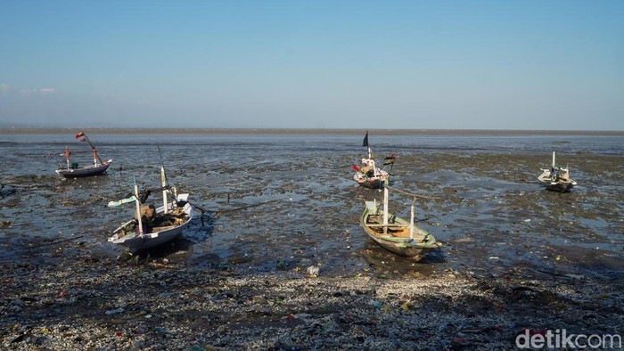 Melihat aktivitas nelayan kenjeran air laut surut