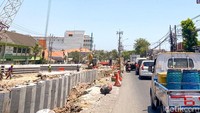 Pemkot Surabaya memperlebar Jalan Wiyung-Menganti sepanjang 1,9 kilometer (km).