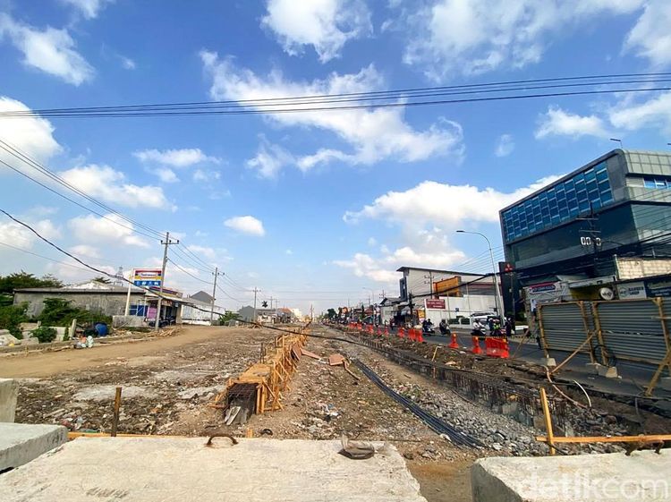 Menengok Proyek Pelebaran Jalan Wiyung-Menganti