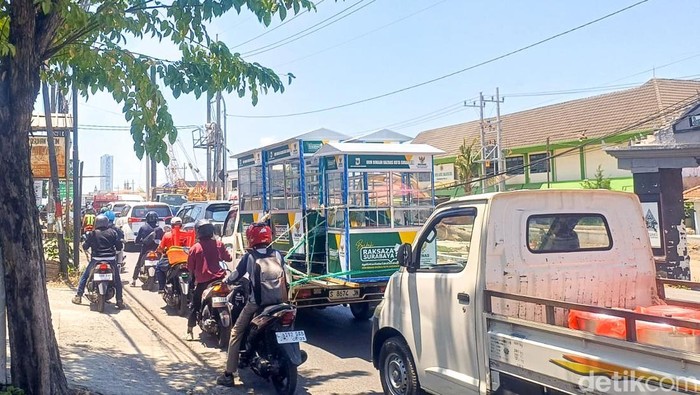 Melihat Progres Pelebaran Jalan Wiyung-Menganti