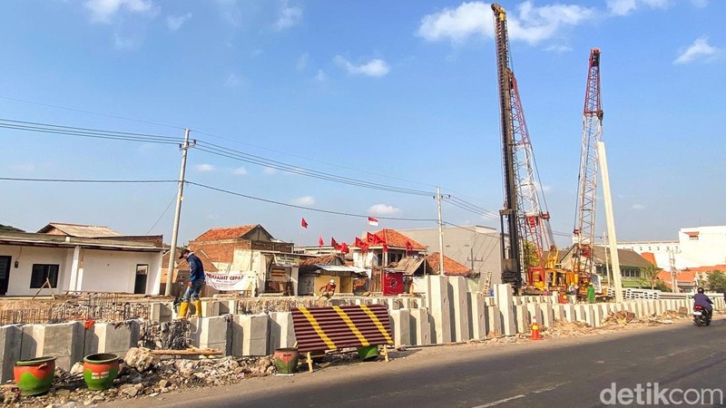 Melihat Progres Pelebaran Jalan Wiyung-Menganti