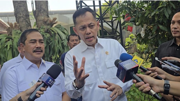 Menteri Imipas Agus Andrianto (kiri) dan Kepala Badan Pengendalian Pembangunan dan Investigasi Khusus (Bappisus) Aris Marsudiyanto (kanan) saat mengecek temuan Ombudsman di Lapas Cibinong (Audrey/detik)