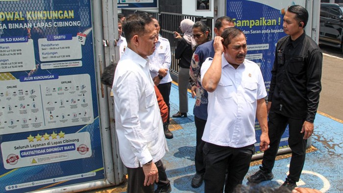 Menteri Imigrasi dan Pemasyarakatan (Imipas) Agus Andrianto (tengah) melakukan inspeksi mendadak (sidak) di Lapas Kelas IIA Cibinong, Kabupaten Bogor, Jawa Barat, Jumat (25/9/2026). Sidak tersebut dilakukan untuk mendalami temuan hunian khusus yang sebelumnya disorot Ombudsman serta memastikan tidak ada penyimpangan di dalam lapas, termasuk menertibkan fasilitas atau penggunaan bangunan yang menyalahi aturan. ANTARA FOTO/Yulius Satria Wijaya/kye