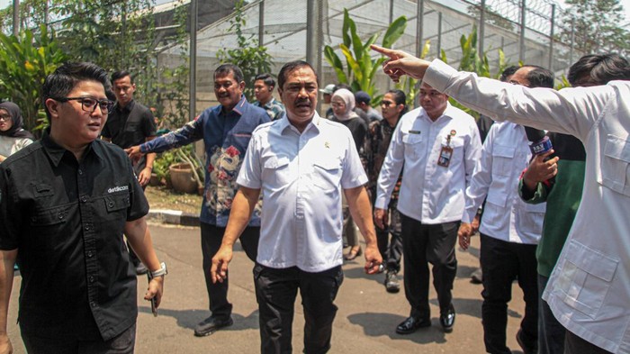 Menteri Imigrasi dan Pemasyarakatan (Imipas) Agus Andrianto (tengah) melakukan inspeksi mendadak (sidak) di Lapas Kelas IIA Cibinong, Kabupaten Bogor, Jawa Barat, Jumat (25/9/2026). Sidak tersebut dilakukan untuk mendalami temuan hunian khusus yang sebelumnya disorot Ombudsman serta memastikan tidak ada penyimpangan di dalam lapas, termasuk menertibkan fasilitas atau penggunaan bangunan yang menyalahi aturan. ANTARA FOTO/Yulius Satria Wijaya/kye