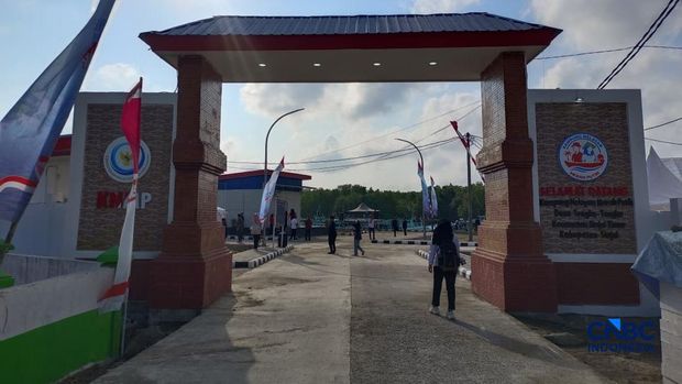 Menteri Kelautan dan Perikanan (MenKP) Sakti Wahyu Trenggono bersama Menteri Koperasi (Menkop) Ferry Juliantono saat melihat langsung Kampung Nelayan Merah Putih (KNMP) Tongke-tongke, Kabupaten Sinjai, Sulawesi Selatan, Jumat (25/9/2026). (CNBC Indonesia/Martyasari Rizki)