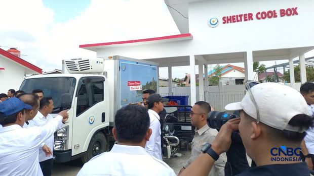 Menteri Kelautan dan Perikanan (MenKP) Sakti Wahyu Trenggono bersama Menteri Koperasi (Menkop) Ferry Juliantono saat melihat langsung Kampung Nelayan Merah Putih (KNMP) Tongke-tongke, Kabupaten Sinjai, Sulawesi Selatan, Jumat (25/9/2026). (CNBC Indonesia/Martyasari Rizki) Menteri Kelautan dan Perikanan (MenKP) Sakti Wahyu Trenggono bersama Menteri Koperasi (Menkop) Ferry Juliantono saat melihat langsung Kampung Nelayan Merah Putih (KNMP) Tongke-tongke, Kabupaten Sinjai, Sulawesi Selatan, Jumat (25/9/2026). (CNBC Indonesia/Martyasari Rizki)