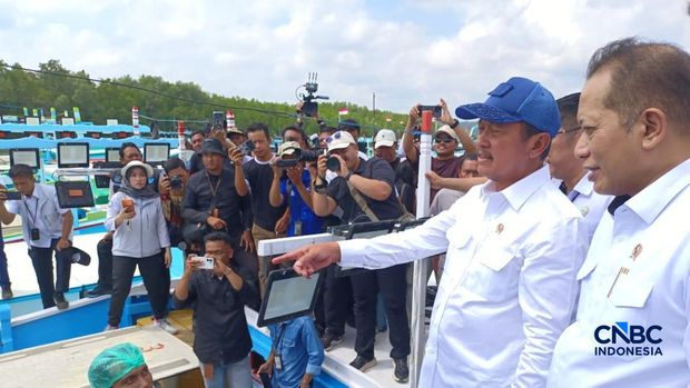 Menteri Kelautan dan Perikanan (MenKP) Sakti Wahyu Trenggono bersama Menteri Koperasi (Menkop) Ferry Juliantono saat melihat langsung Kampung Nelayan Merah Putih (KNMP) Tongke-tongke, Kabupaten Sinjai, Sulawesi Selatan, Jumat (25/9/2026). (CNBC Indonesia/Martyasari Rizki)