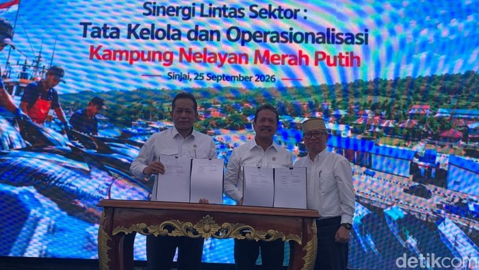 Menteri KKP Sakti Wahyu Trenggono bersama Menkop Ferry Joko Juliantono, Direktur Jenderal Perbendaharaan Kemenkeu Astera Primanto Bhakti menandatangani SKB Pengelolaan dan Operasionalisasi KNMP.