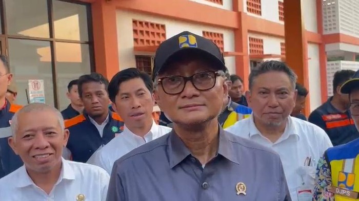 Menteri Pekerjaan Umum (PU), Dody Hanggodo saat meninjau Sekolah Rakyat di Makassar.