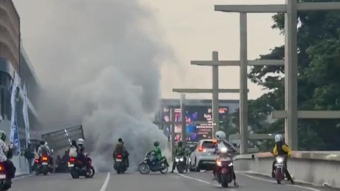 Asap tebal akibat mobil terbakar di Medan.